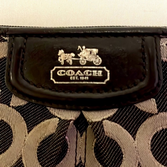 COACH>> Wristlet - Picture 2 of 11